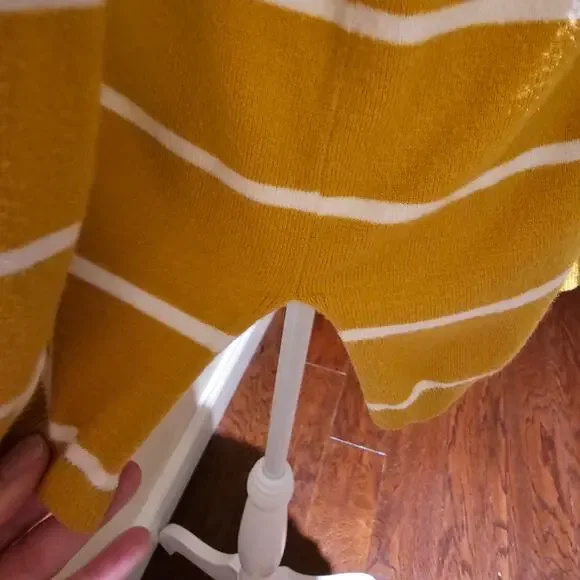 Staccato Size L Modern Relaxed Casual Minimalist Striped V Neck Knit Top - Picture 6 of 11